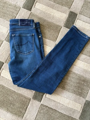 Jacob Cohen jeans - Riktigt snygga Jacob cohen jeans som är stilrena med väldigt snygg mörkblå färg i oanvänt skick. Hör av er vid frågor eller funderingar!