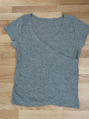 Omlott tröja - Storlek och tyglappar avklippta, storlek M, bröst 90-92cm, elastisk.