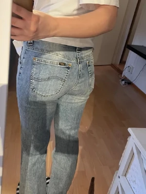 Ljusblå bootcut jeans från lee - Lågmidjade lee jeans. W28 L35 men dem är uppsydda och passar mig som är ca 1,57 cm. XS/S. 