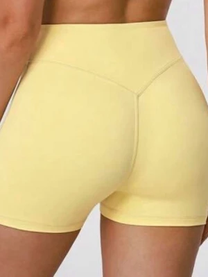 Gula träningsshorts - Snygga ljusgula shorts perfekta för träning. De har en tight passform och är tillverkade i ett stretchigt syntetmaterial som sitter skönt mot kroppen. Enkel design utan mönster eller extra detaljer. ‼️INTE MINA BILDER ‼️De är i perfekt kondition då jag aldrig använt de💕Pris kan diskuteras vid snabb affär ☺️
