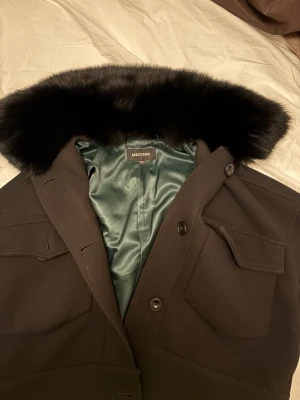 Meotine jacka  - Säljer min svarta meotine jacka som är i storlek Xs/S eftersom den inte används längre. Den är som ny, inga defekter. 