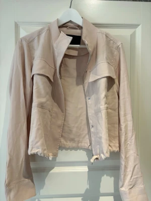 Beige jacka  - Jättefin- men komme ej till användning 