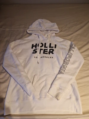 Hollister hoodie - En snygg vit hoodie från hollister.