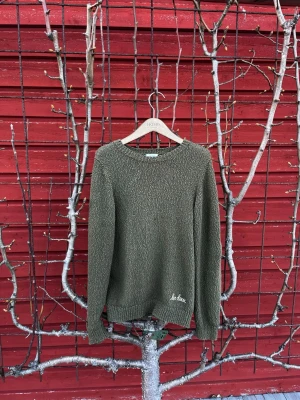 Mörkgrön stickad tröja Les Deux - Stilren mörkgrön stickad tröja Les Deux i mycket bra skick. Storlek 158/164 men sitter lite större. Priset ej hugget i sten. Hör av er vid frågor eller funderingar! 