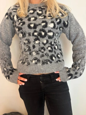 Grå leopardmönstrad stickad tröja - Supersnygg stickad tröja. Jätteskönt material.