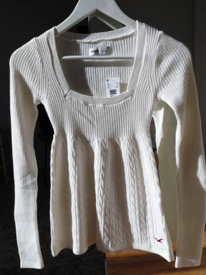 Hollister Y2K Babydoll top - Helt ny med prislapp kvar! Säljer då den inte passade mig. Kan absolut diskutera priset, fråga bara :) Hör av dig om du undrar något❤️