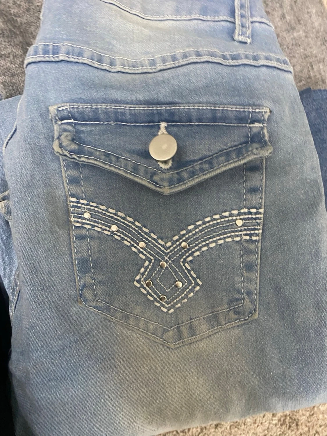 Ljusblå bootcut jeans med broderi från shein storlek S   - 1