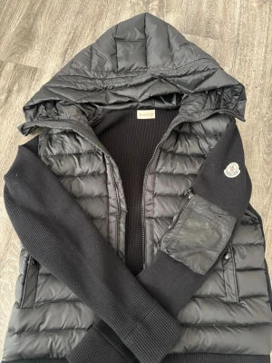 Moncler cardigan - Hej säljer min moncler cardigan Storlek M Den är skön fin och bra kvalité Moncler qr kod finns (se bild) tags finns (se bild) moncler loggar har även nfc Scan ( du kan lägga mobilen mot loggan så kommer du till hemsidan. Bara hör av er vid fråga/intresse.