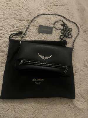  Zadig & Voltaire väska - Säljer min zadig & Voltaire väska då den inte kommer till användning längre. Inga skador och allt på bilden kommer med💕 skriv för frågor. Långa extra bandet är lite löst (kolla bilden)