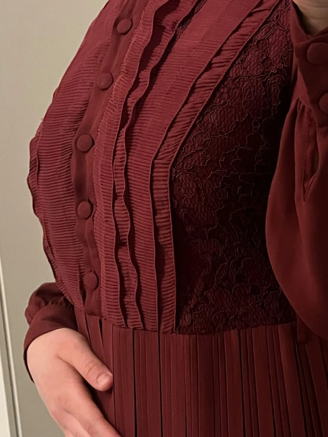 Vinröd långklänning med volangdetaljer - 2