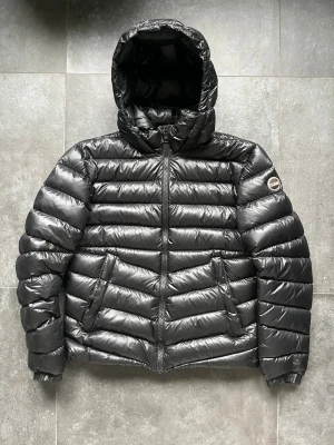 Colmar jacka  - Tjena, säljer nu denna riktigt snygga och populära colmar jackan, den är i bra skick utöver liten lagning som visas på en av bilderna, storlek 50, hör av er vid frågor och funderingar🙌🤝 