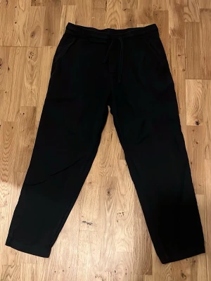 Svarta linnebyxor - Säljer ett par svarta linnebyxor med en lite mindre passform. Nytt och perfekt skick.