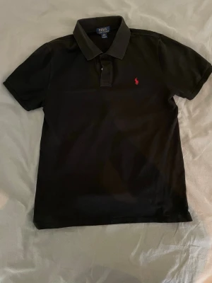 Piké Polo Ralph Lauren (Äkta) - Äkta Ralph Lauren piké i Bra skick. Stilren och enkel att matcha till det mesta. Inga defekter, eller slitage förekommer. Nypris ligger runt 900 kr. Storlek: S. Hör av dig vid frågor 🙌🏼.