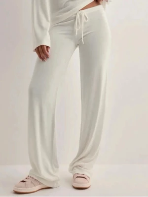 Vita mjukisbyxor  - Populära vita mjukisbyxor från Nelly, säljer då jag råka köpa för stora, Perfelt nu till sommaren  