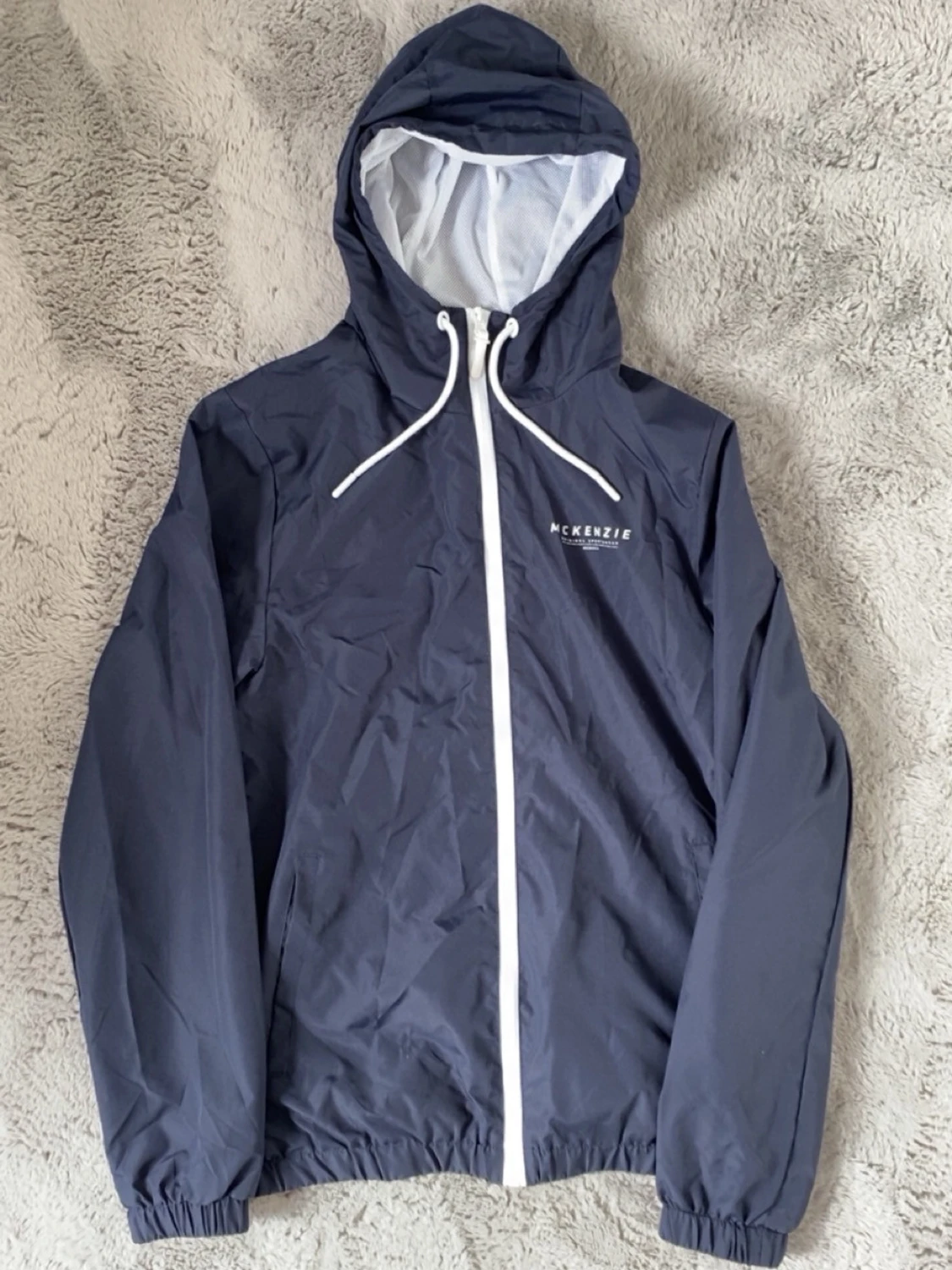 Mörkblå vindjacka från McKenzie