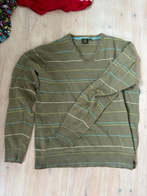 Grön randig tröja  - Fin tröja med v neck. Väldigt skönt material 