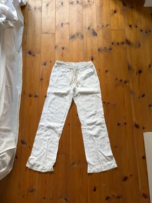 Vita linnebyxor från Roxy - Säljer ett par vita linnebyxor från Roxy. Använda en gång 