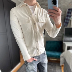 Overshirt - Mycket bra skick, inga defekter! Passar dig som är mellan 170-180cm ungefär. Modellen är 185 cm, 75kg. Passar bra nu till våren! Skriv för mer information!🤝