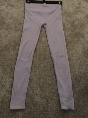 Jätte fina träningsbyxor 💜 - Säljer ett par jätte fina ljuslila träningsbyxor i storlek S 💕 Det är ett stretchig material 🫶🏻 Lite noppriga på baksidan men annars bra skick 💗