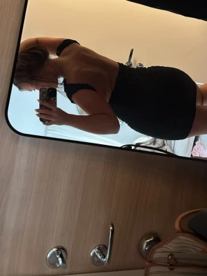 Gina klänning - Gullig klänning som formar kroppen fint