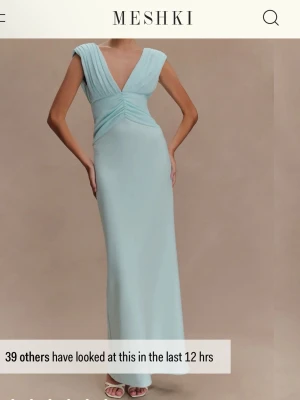 Ljusblå långklänning från Meshki - Söker denna i S eller M!!! Kontakta om du har och vill sälja ☺️