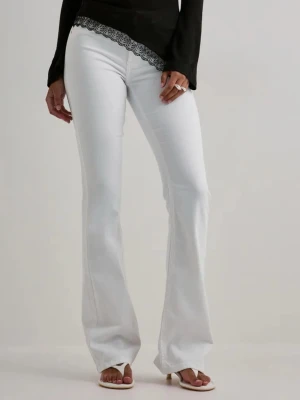 Vita jeans  - Säljer ett par vita bootcut jeans från VILA. Jeansen har klassisk femficksmodell och utsvängda ben o normal midja. Står storlek M men sitter som S/36, knappt andvända nytt skick🤗 pris kan diskuteras