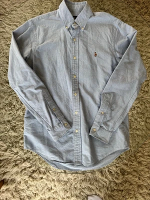 Ralph Lauren Skjorta Ljusblå - Ljusblå skjorta i finfint skick | Storlek S. Skriv vid funderingar 