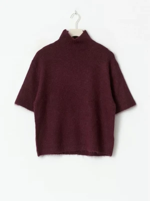 Vinröd stickad tröja - Stickad tröja från Gina. Är använd och är lite nopprig men inget som syns. Skriv för bilder