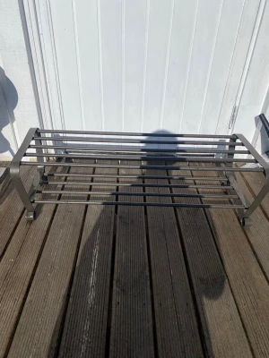 Metallskohylla i modern design - Säljer 2st stilrena skohylla i silverfärgad metall med två plan. Hyllorna har raka linjer och rundade kanter, perfekt för hallen eller förrådet. Passar både små och stora hem!