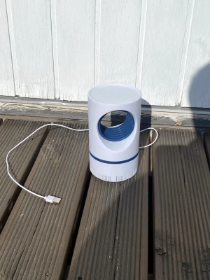 Vit USB-Myggfångare lätt använd  - Säljer en myggfångare i bra skick, endast lätt använd. Perfekt för att hålla mygg och insekter borta under sommaren – både inomhus och utomhus.  - Lätt använd - Fungerar som den ska - Effektiv mot mygg och små insekter - Enkel att använda  Perfekt för balkong, altan eller hemmet!