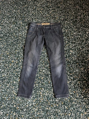Mörkblå slim fit jeans från Jacob Cohen - Snygga mörkblå slim fit jeans från Jacob Cohen. Storlek w28 L30, bra skick.