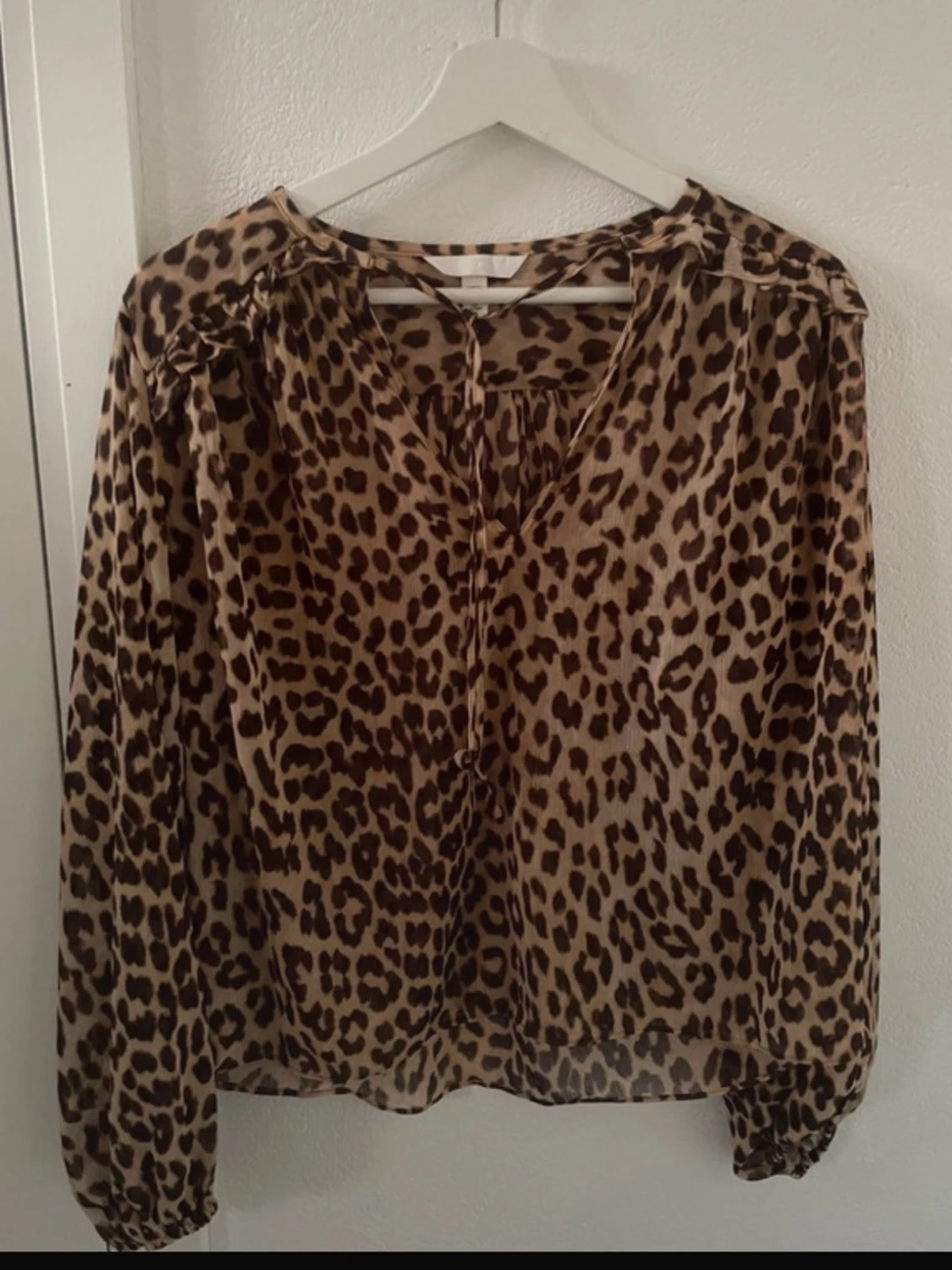 Leopardmönstrad blus med långa ärmar