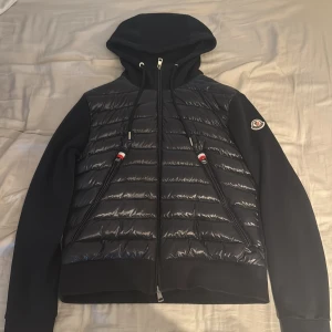 Moncler cardigan - Moncler cardigan köpt på Mytheresa för något år sedan. Passar inte mig längre. Storlek M/2, passar 180-185. 