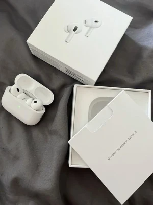 Apple AirPods Pro med laddningsetui - Säljer ett par vita Apple AirPods Pro med trådlöst laddningsetui. Hörlurarna har silikonproppar för skön passform och brusreducering. Klassisk stilren design i blank plast och smidig förvaring i det kompakta etuiet. Perfekt för musik, samtal och gaming.