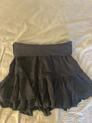 Volangkjol  - Volangkjol från lager 157, den är väldigt mörkblå nästan svart i storlek M och den har bara legat i min garderob 😚