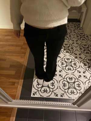 Kostymbyxor bootcut - Svarta kostym byxor från Nelly som är  bootcut och lågmidjade⭐️