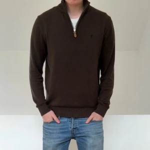 Morris Half zip - brun - Säljer en fet mörkblå hoodie från Morris i färgen mörkblå. Hoodien är i bra skick utan nåra defekter och sitter i strl S. Hör gärna av er vid frågor elr funderingar!!