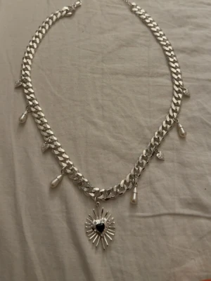 Wos halsband  - Säljet mitt silvriga Wos halsband, använd enstaka gånger 