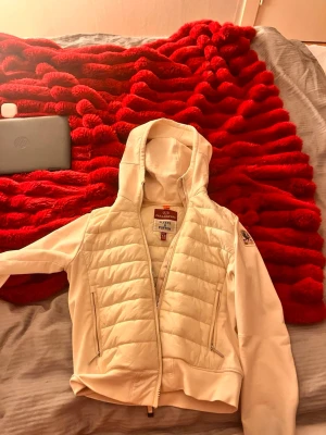 Vit pufferjacka med huva från Parajumpers - En krämvit jacka från parajumpers. Den är i bra skick och har inte använts många gånger därmed inget slitage. 