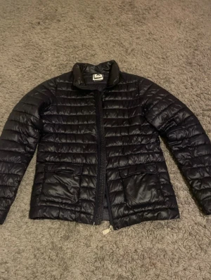 Svart pufferjacka med fickor - Säljer en marin blå pufferjacka super fin och är inte sönder någonstans ser helt ny ut