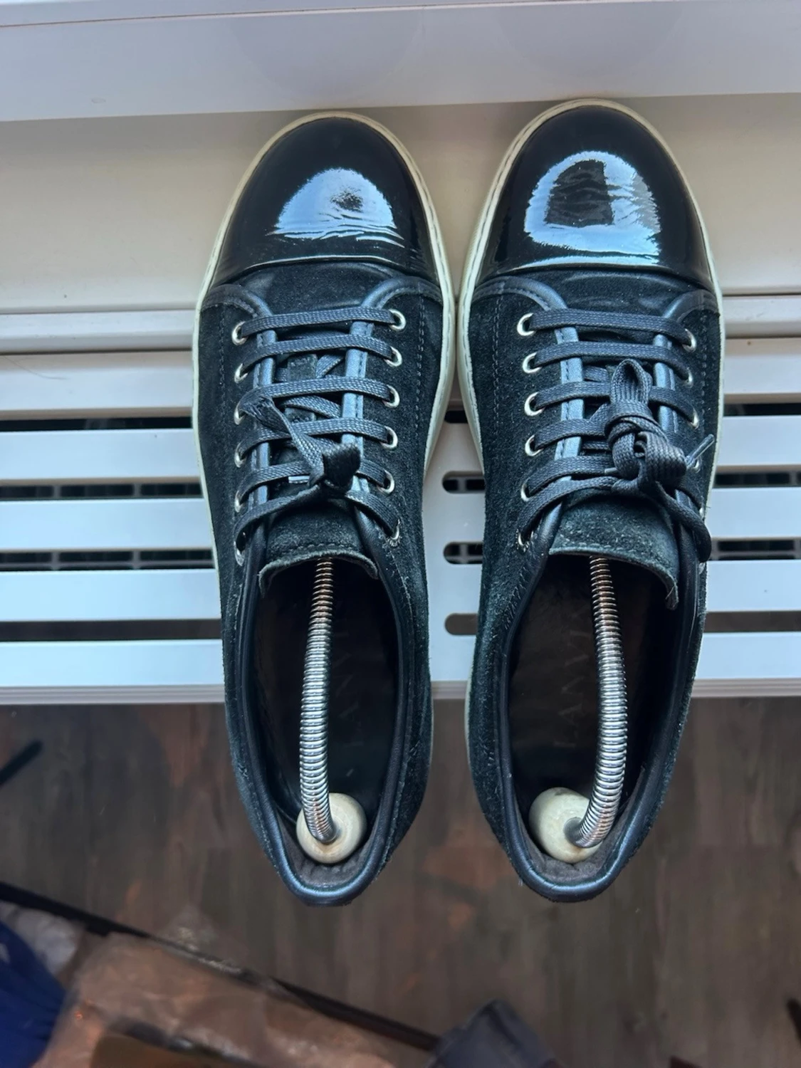 Svarta sneakers med glans  - 5