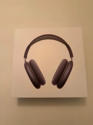 Apple AirPods Max - Midnight - AirPods Max Midnight – Helt nya, oöppnade  Säljer ett par AirPods Max i färgen Midnight. Hörlurarna är helt nya och aldrig öppnade, fortfarande i originalförpackning.   Kvittot är det bara att fråga om😁  Serienumret: L06HQW21CP 🔹 Skick: Helt nya (oöppnade) 🔹 Färg: Midnight 🔹 Inkluderar: Alla originaltillbehör (Smart Case, usb c laddare m.m.) 🔹 Kvitto finns 🔹 Apple-garanti giltig till 2026-04-19  Perfekt för dig som vill ha premiumljud och aktiv brusreducering – till ett bättre pris än i butik.  