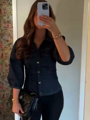 Jeanstopp - Snygg mörkblå jeanstopp med markerad midja och silverfärgade knappar framtill. Skjortan har långa ärmar med lätt puff och klassisk krage. Hör av er vid intresse🥰🫶🏼