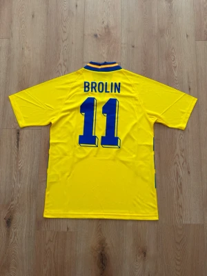 Sverige 1994 Thomas Brolin retro fotbollströja  - Helt oanvänd med tags kvar och påse. Storlek Medium. Skriv privat för fler bilder eller vid funderingar!