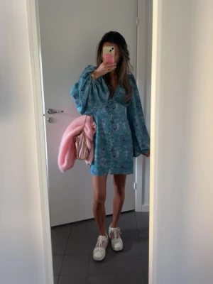 Adoore klänning - Säljer en adoore klänning i modellen ”FLORENCE DRESS”, använd 3 gånger förra sommaren så toppenskick!!🤩 Storlek 36 Nypris 1500kr