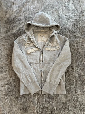 Abercombrie&Fitch Hoodie - Säljer denna sällsynta och mycket eftertraktade Abercrombie & Fitch hoodie | Storlek S | Mycket bra skick | Vid eventuella frågor hör gärna av dig och erbjuder bra pris vid köp av bundle 😁✅