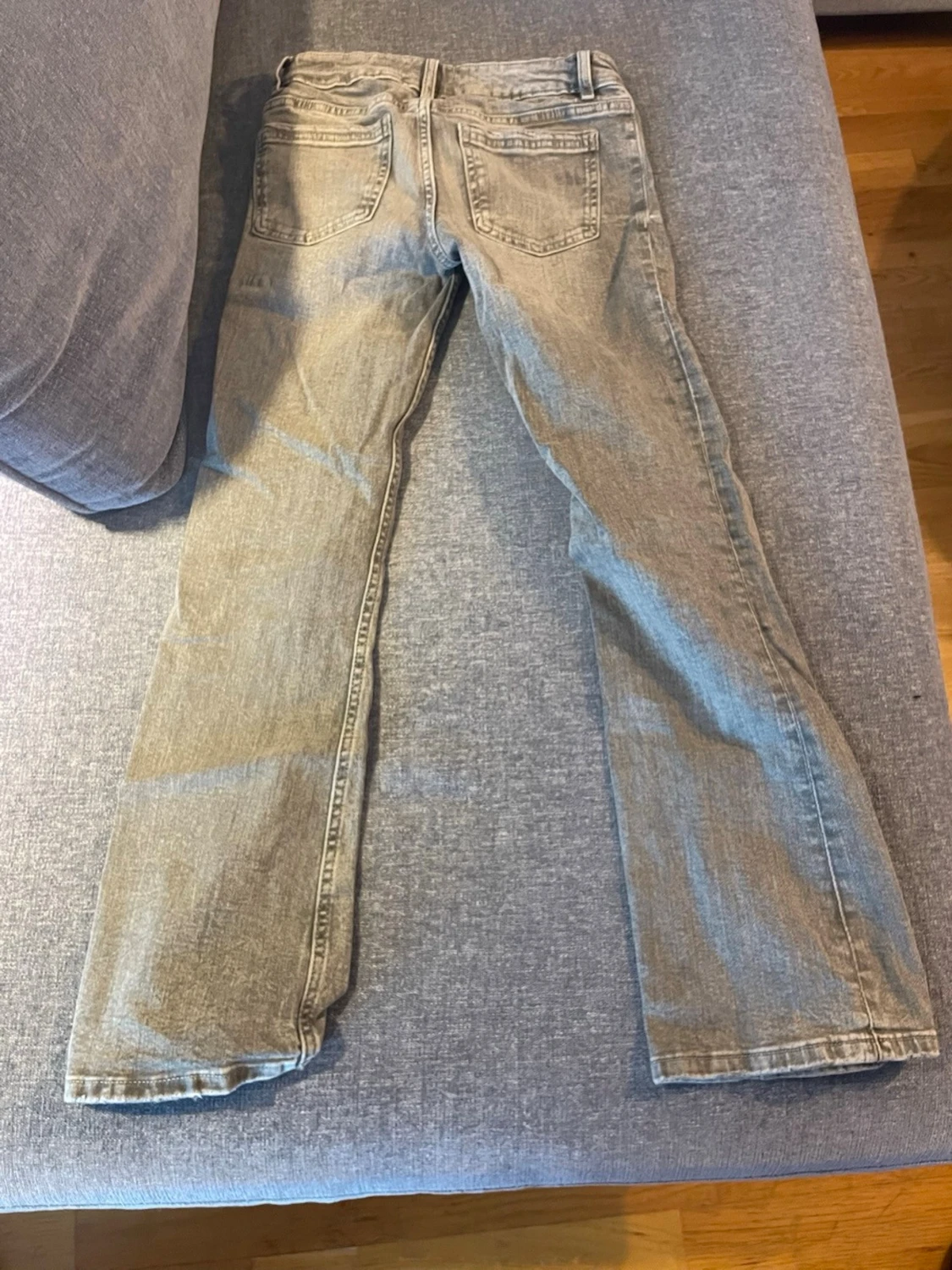 Grå slitna bootcut jeans - 4