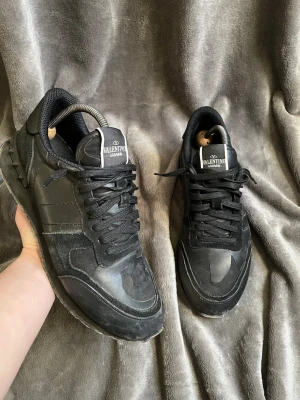 Valentino Rockrunners  - Ett par snygga Valentino Rockrunners! ⭐️  Storlek 42, passar även 41! ⭐️Det är typ helt nya förutom att det är lite smutsiga och sulan har släppt lite fast det går att limma lätt 👍