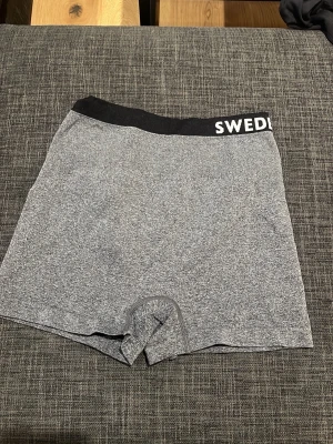 Gråa träningsshorts - Säljer ett par gråmelerade tränings shorts ifrån swedenmoutin.