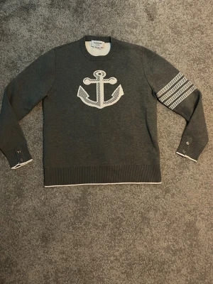 Thom Browne tröja - Schysst Thome Browne tröja i ny skick, säljer på grund av att den var för liten på mig, passar som storlek S, hör gärna av dig vid minsta lilla fundering✅